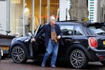 Amsterdam 23 januari 2016 
Joop Braakhekke koopt bloemen op de cornelis schuytstraat in zijn nieuwe mini cooper.