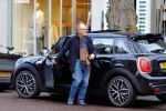 Amsterdam 23 januari 2016 
Joop Braakhekke koopt bloemen op de cornelis schuytstraat in zijn nieuwe mini cooper.