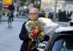 Amsterdam 23 januari 2016 
Joop Braakhekke koopt bloemen op de cornelis schuytstraat in zijn nieuwe mini cooper.