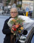 Amsterdam 23 januari 2016 
Joop Braakhekke koopt bloemen op de cornelis schuytstraat in zijn nieuwe mini cooper.
