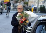 Amsterdam 23 januari 2016 
Joop Braakhekke koopt bloemen op de cornelis schuytstraat in zijn nieuwe mini cooper.