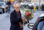 Amsterdam 23 januari 2016 
Joop Braakhekke koopt bloemen op de cornelis schuytstraat in zijn nieuwe mini cooper.