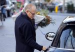 Amsterdam 23 januari 2016 
Joop Braakhekke koopt bloemen op de cornelis schuytstraat in zijn nieuwe mini cooper.