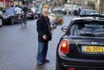 Amsterdam 23 januari 2016 
Joop Braakhekke koopt bloemen op de cornelis schuytstraat in zijn nieuwe mini cooper.