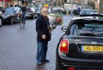 Amsterdam 23 januari 2016 
Joop Braakhekke koopt bloemen op de cornelis schuytstraat in zijn nieuwe mini cooper.