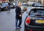 Amsterdam 23 januari 2016 
Joop Braakhekke koopt bloemen op de cornelis schuytstraat in zijn nieuwe mini cooper.