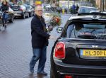 Amsterdam 23 januari 2016 
Joop Braakhekke koopt bloemen op de cornelis schuytstraat in zijn nieuwe mini cooper.