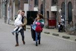 Amsterdam 6 februari 2016
Katja Schuurman en haar vriend Freek v Noortwijk hallen samen Sammie op bij haar vader Thijs Romer. Thijs woont net in een ander appartement.