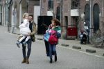 Amsterdam 6 februari 2016
Katja Schuurman en haar vriend Freek v Noortwijk hallen samen Sammie op bij haar vader Thijs Romer. Thijs woont net in een ander appartement.