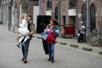 Amsterdam 6 februari 2016
Katja Schuurman en haar vriend Freek v Noortwijk hallen samen Sammie op bij haar vader Thijs Romer. Thijs woont net in een ander appartement.