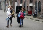 Amsterdam 6 februari 2016
Katja Schuurman en haar vriend Freek v Noortwijk hallen samen Sammie op bij haar vader Thijs Romer. Thijs woont net in een ander appartement.