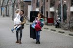 Amsterdam 6 februari 2016
Katja Schuurman en haar vriend Freek v Noortwijk hallen samen Sammie op bij haar vader Thijs Romer. Thijs woont net in een ander appartement.