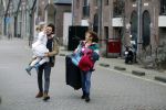 Amsterdam 6 februari 2016
Katja Schuurman en haar vriend Freek v Noortwijk hallen samen Sammie op bij haar vader Thijs Romer. Thijs woont net in een ander appartement.
