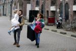 Amsterdam 6 februari 2016
Katja Schuurman en haar vriend Freek v Noortwijk hallen samen Sammie op bij haar vader Thijs Romer. Thijs woont net in een ander appartement.