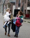 Amsterdam 6 februari 2016
Katja Schuurman en haar vriend Freek v Noortwijk hallen samen Sammie op bij haar vader Thijs Romer. Thijs woont net in een ander appartement.