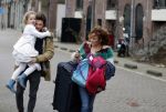 Amsterdam 6 februari 2016
Katja Schuurman en haar vriend Freek v Noortwijk hallen samen Sammie op bij haar vader Thijs Romer. Thijs woont net in een ander appartement.