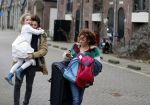 Amsterdam 6 februari 2016
Katja Schuurman en haar vriend Freek v Noortwijk hallen samen Sammie op bij haar vader Thijs Romer. Thijs woont net in een ander appartement.