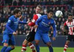 Eindhoven, 24 Januari 2016
Kompetitiewedstrijd PSV-FC Twente, eindstand 4-2
Luuk de Jong in duel met Renato Tapia