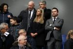Amsterdam 7 februari 2016
Afscheid John Heitinga voor de wedstrijd AJAX-Feyenoord in de arena.
Zijn vrouw Charlotte Sophie en kinderen Jezebel en Lennox zijn ook aanwezig.
Marc Overmars met zijn vrouw Chantal v Woensel