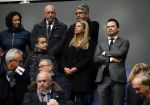 Amsterdam 7 februari 2016
Afscheid John Heitinga voor de wedstrijd AJAX-Feyenoord in de arena.
Zijn vrouw Charlotte Sophie en kinderen Jezebel en Lennox zijn ook aanwezig.
Marc Overmars met zijn vrouw Chantal v Woensel