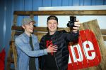 Amsterdam 28 januari 2016
Enzo Knol krijt van Youtube award vanwege zijn 1 miljoen abonnees.
Zijn hele familie incl Dee waren aanwezig. Enzo met zijn broer Milan