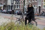 Amsterdam 22 januari 2016 
Monique Klemann met een kennis op straat in Amsterdam