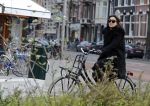Amsterdam 22 januari 2016 
Monique Klemann met een kennis op straat in Amsterdam