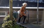 Amsterdam 22 januari 2016 
Noortje Herlaar vertrekt met een taxi bij haar woonboot.