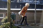 Amsterdam 22 januari 2016 
Noortje Herlaar vertrekt met een taxi bij haar woonboot.