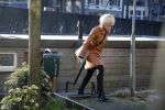 Amsterdam 22 januari 2016 
Noortje Herlaar vertrekt met een taxi bij haar woonboot.