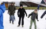 Biddinghuizen 31 januari 2016
Training voor de hollandse 100 op de schaatsbaan van Biddinghuizen. Aanwezig oa Prins Bernhard jr met kinderen Prinses Marilene Prins Maurits en Prinses Anna Prins Pieter Christiaan Prinses Emma Prinses Margriet Leontien Zijlaard v Moorsel met man Michael Zijlaard en dochter Indy Rosanna Kluivert met Patrick Nino Demy Shane en Justin Kluivert.