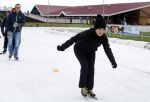 Biddinghuizen 31 januari 2016
Training voor de hollandse 100 op de schaatsbaan van Biddinghuizen. Aanwezig oa Prins Bernhard jr met kinderen Prinses Marilene Prins Maurits en Prinses Anna Prins Pieter Christiaan Prinses Emma Prinses Margriet Leontien Zijlaard v Moorsel met man Michael Zijlaard en dochter Indy Rosanna Kluivert met Patrick Nino Demy Shane en Justin Kluivert.