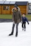 Biddinghuizen 31 januari 2016
Training voor de hollandse 100 op de schaatsbaan van Biddinghuizen. Aanwezig oa Prins Bernhard jr met kinderen Prinses Marilene Prins Maurits en Prinses Anna Prins Pieter Christiaan Prinses Emma Prinses Margriet Leontien Zijlaard v Moorsel met man Michael Zijlaard en dochter Indy Rosanna Kluivert met Patrick Nino Demy Shane en Justin Kluivert.