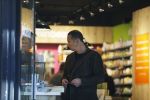 Amsterdam 25 januari 2016 
Raoul Heertje koopt drankje in de vitaminestore.