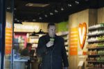 Amsterdam 25 januari 2016 
Raoul Heertje koopt drankje in de vitaminestore.