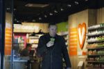 Amsterdam 25 januari 2016 
Raoul Heertje koopt drankje in de vitaminestore.