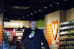 Amsterdam 25 januari 2016 
Raoul Heertje koopt drankje in de vitaminestore.