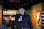 Amsterdam 25 januari 2016 
Raoul Heertje koopt drankje in de vitaminestore.