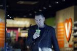 Amsterdam 25 januari 2016 
Raoul Heertje koopt drankje in de vitaminestore.