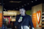 Amsterdam 25 januari 2016 
Raoul Heertje koopt drankje in de vitaminestore.