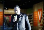 Amsterdam 25 januari 2016 
Raoul Heertje koopt drankje in de vitaminestore.