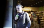 Amsterdam 25 januari 2016 
Raoul Heertje koopt drankje in de vitaminestore.