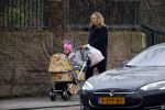 Amsterdam 15 januari 2016
Regina Romeijn achter kinderwagen met dochter en een vriendje