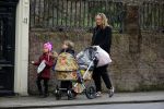 Amsterdam 15 januari 2016
Regina Romeijn achter kinderwagen met dochter en een vriendje