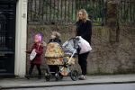 Amsterdam 15 januari 2016
Regina Romeijn achter kinderwagen met dochter en een vriendje