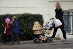 Amsterdam 15 januari 2016
Regina Romeijn achter kinderwagen met dochter en een vriendje