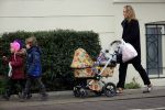 Amsterdam 15 januari 2016
Regina Romeijn achter kinderwagen met dochter en een vriendje