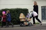 Amsterdam 15 januari 2016
Regina Romeijn achter kinderwagen met dochter en een vriendje
