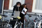 Amsterdam 19 januari 2017  
Edsilia Rombley en Berget Lewis verbergen zich achter boekje met etksten ladies of soul