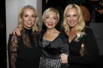 Aalsmeer 30 januari 2017
Nieuwjaarsreceptie Henk Geels in studio 's Aalsmeer. Carla Geels met haar dochters Denise (r) en Jennifer
